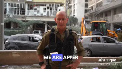 צה"ל קאמענדיר באזוכט ביי די געשעדיגטע געביידע אין בת ים 