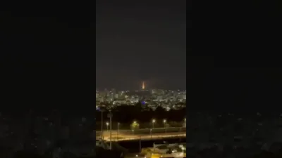 סצענע ווי די IDF שיסט אראפ א איראנער דראון העכער חיפה דארנעשטאג נאכט 