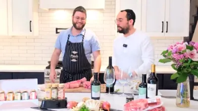 מושי מייער לערנט אויס צו אנגרייטן א פיינע פארציע פלייש