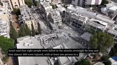 סצענע ווי א אראנער מיסיל האט די נאכט געלאנדעט אין בני ברק אומברענגענדיג אן עלטערע איד 
