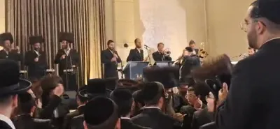 הערליכע קאזאקן טענץ פון ישיבת אורייתא ביי א חתונה 