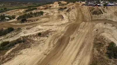 הערליכע ווידיאו פון מאטאר ביציקלעך פליען אויף בערג