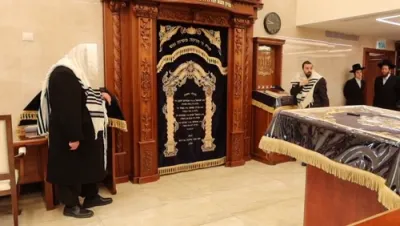 הגאון רבי שאול אלתר שליט"א מיט דברי חיזוק נאכן דאווענען 