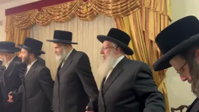 שמחת קישור החיתון פון צווייטע אור אייניקל פון כ"ק אדמו"ר מסאטמאר שליט"א נכדת בנו הגה"צ אב"ד סאטמאר וויליאמסבורג שליט"א, הכלה בתו הבכורה של בנו הרה"ג ר' חיים צבי טייטלבוים שליט"א, חתן כ"ק אדמו"ר מ'מאשלוי שליט"א 