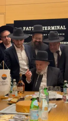 ראשי הישיבה שליט"א אין ארץ ישראל זענען מקבל פנים הגרמ"ה הירש שליט"א ראש ישיבת ישיבת סלבודקה ביים זיך צוריק קערן פון מגבית קרן עולם התורה