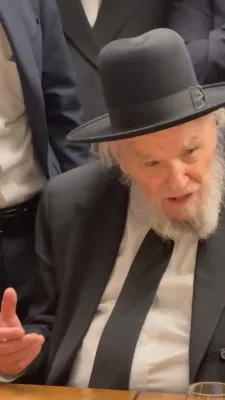 ראשי הישיבה שליט"א אין ארץ ישראל זענען מקבל פנים הגרמ"ה הירש שליט"א ראש ישיבת ישיבת סלבודקה ביים זיך צוריק קערן פון מגבית קרן עולם התורה