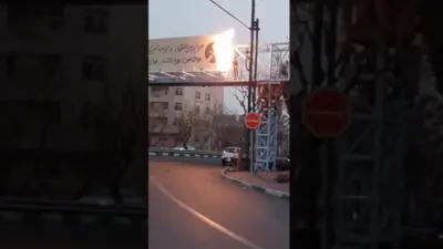 פראטעסטירער אין טעהראן פארברענען פענער פון די איראנע רעזשים 