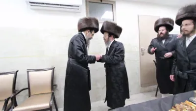 כ"ק אדמו"ר מתולדות יהודה סטוטשין שליט"א באטייליגט זיך ביי שבע ברכות פון בן כ"ק גאב"ד זוועהיל שליט"א 