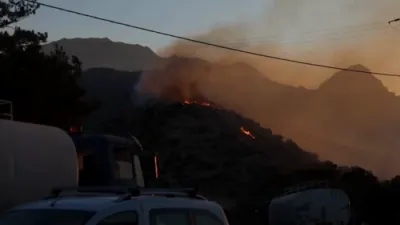 א שנעלע פייער פארשפרייט זיך אין גריכלאנד ווי 1000 מענטשן פארלאזן זייערע הייזער