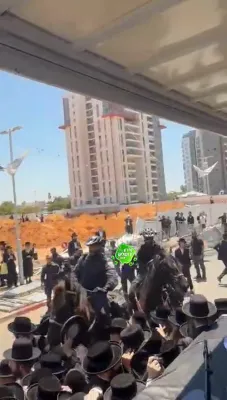 פאליציי און זייערע פערדן קומען אן צו צושטערן א הפגנה איבער די שרעקליכע חילולי קברים אין יאהוד 