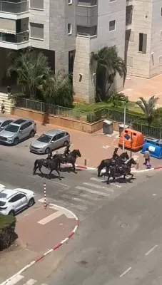 פאליציי און זייערע פערדן קומען אן צו צושטערן א הפגנה איבער די שרעקליכע חילולי קברים אין יאהוד 