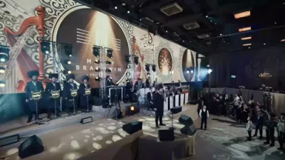מענדי גאלדבערג און מלכות קווייער - מחרוזת אם אשכחך