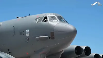 א בליק אויף מיליטערישע איבונגען אין די ווידעא קענט איר זעהן ווי די B-52 באמבע ערעפלאן פארניכטעט אן אינזל ביי א מיליטערישע עקסערסייז 