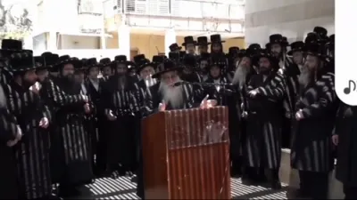 כ"ק אדמו"ר מצאנז שליט"א איז מספיד ביים לויה פונעם גבאי הרב יצחק אייזק זאלמענאוויטש ע"ה