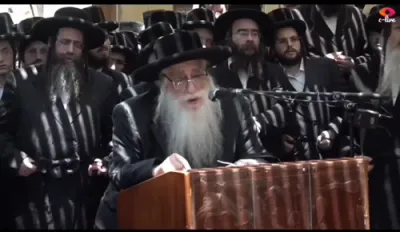 כ"ק אדמו"ר מצאנז שליט"א איז מספיד ביים לויה פונעם גבאי הרב יצחק אייזק זאלמענאוויטש ע"ה