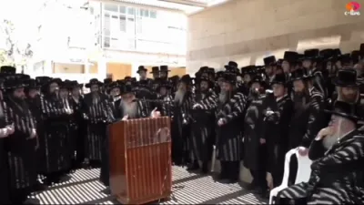 כ"ק אדמו"ר מצאנז שליט"א איז מספיד ביים לויה פונעם גבאי הרב יצחק אייזק זאלמענאוויטש ע"ה