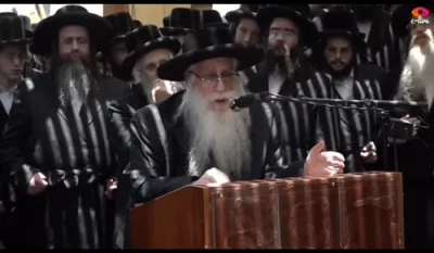 כ"ק אדמו"ר מצאנז שליט"א איז מספיד ביים לויה פונעם גבאי הרב יצחק אייזק זאלמענאוויטש ע"ה