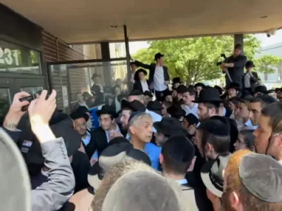 עצרת תפלה און פראטעסטן יעצט אין לעיקוואד נאכן ארעסט פון א אומשולדיגע אינגערמאן 
