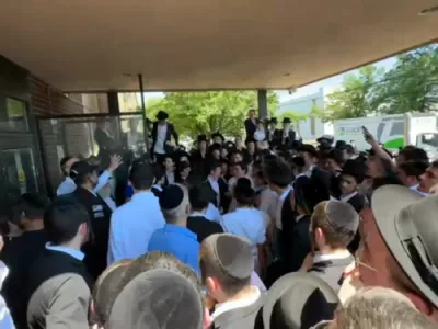 עצרת תפלה און פראטעסטן יעצט אין לעיקוואד נאכן ארעסט פון א אומשולדיגע אינגערמאן 
