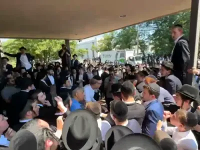 עצרת תפלה און פראטעסטן יעצט אין לעיקוואד נאכן ארעסט פון א אומשולדיגע אינגערמאן 
