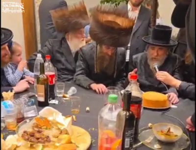 כ"ק אדמו"ר מראחמסטריווקא שליט"א טרעט אויף ביי שבע ברכות לבן אחד מחסידיו