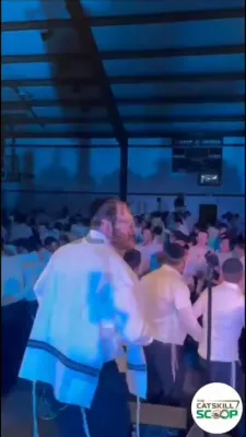 הערשי וויינבערגער זינגט אין קעמפ אורייתא
