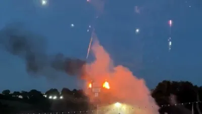 פייער ביי א אנטי אימיגראנטן פראטעסט אין צפון אירלאנד