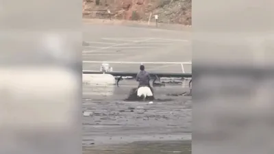 מאן ראטעוועט זיך פון די ניי מעקסיקא פארפלייצונגען דורכן רייטן אויף זיין פערד 