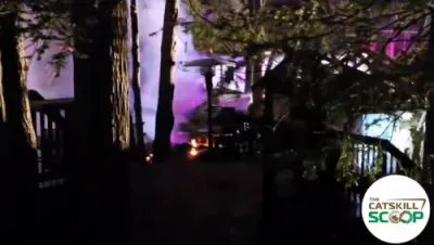 פייערלעשער ביים אויסלעשן א פייער אין א הויז אויף East Kenoza Place אין ווייט לעיק 