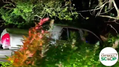 ניסים האט נעכטן נאכט פאסירט אין די קעטסקילס ווען א קאר האט אראפגעקליטשט א קליףף אויף רוט 55 ב"ה קיין געשעדיגטע 