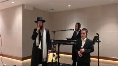אברהם מרדכי שווארץ מיטן ילד הפלא אנטשי פייפער, זינגען 'מלוך'.מוזיק-בנצי פאדריגאל.