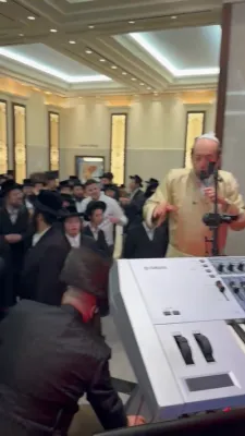 הרה"צ רבי אלימלך בידערמאן שליט"א איז משמח א חתן א יתום אין בית שמש 