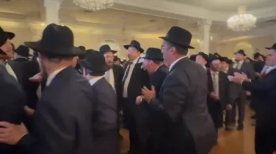 ר' בנימין קובאני הי"ו באטייליגט זיך ביי די חתונה פון המחותנים ר' משה גלויבערמאן הי"ו און ר' משה טרעס הי"ו וואס האבן געהאט א גרויס חלק אין זיין באפרייאונג