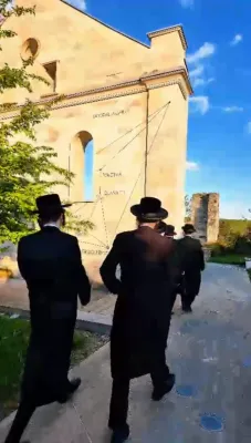 טאהשער חסידים באזוכן אין ליסקא,  ביי די שוהל אין מקוה פון אדמור"י ליסקא זי"ע