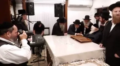 החזן איטשע מאיר העלפגאט זינגט אני מאמין ביי כ"ק גאב"ד ירושלים שליט"א 