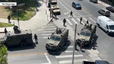צענדליגע פעדעראלע אפיצירן לאזן זיך נעכטן אראפ אויף א לאס אנדזשעלעס פאר'