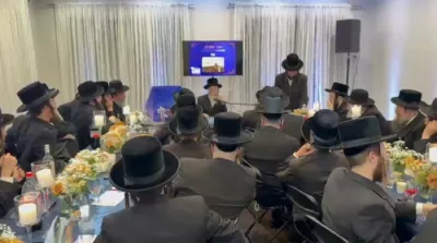  מסיבה אין מאנסי לרגל ביהמ"ד פון כ"ק אדמו"ר מטשערנאביל שליט"א אין בני ברק בביתו פון ר' פנחס אהרן זוסמאן הי"ו חלק ב' 
