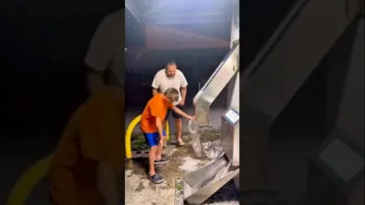 א טאטע מאכט א שפיצל פאר זיין זוהן - די אייז גייט קומען...