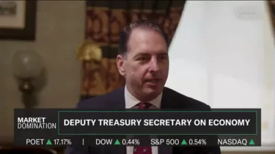 טראמפ בויעט איבער די אמעריקאנער אינדוסטריע נאך צענדלינגע יארן פון דורכגעפאלענע פירערשאפט.