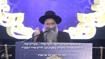 הארצריידענדע געשיכטע איבער די פארלוירענע פעקל - דורך הרב אברהם מרדכי מלאך פארציילט ביים דינער לטובת מוסדות באבוב 45