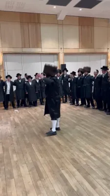 הערליכע שמחת החתונה פארגעקומען בבית ראש ישיבה פון ישיבות מאירים לאנדאן הרב נפתלי פרוזאנסקי שליט"א