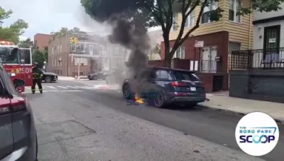 FDNY האט רעאגירט צו א ברענעדיגע קאר אין בארא פארק 