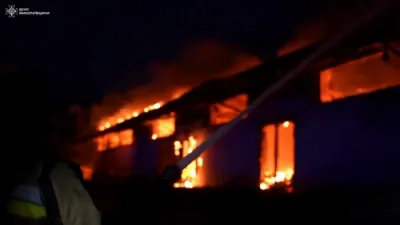 ריזיגע פייער ברעכט אויס ווען רוסישע ראקעטן באראזש האט באמבאדירט אוקראינע.