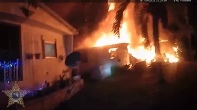 לי קאונטי פייער דעפארטמענט ראטעוועט א עלטערע פרוי בשעת א פייער אין איר הויז 