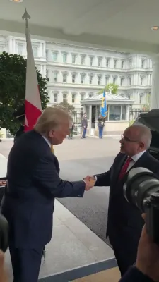 פרעזידענט טראמפ באגריסט באכריין'ס קרוין פרינץ אין ווייסן הויז.