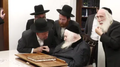 דער וועלט'ס חזן ר' איטשע מאיר העלפגאט וואונטשט זיך ביי כ"ק גאב"ד ירושלים שליט"א