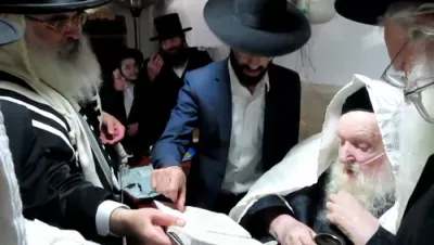 כ"ק אדמו"ר מדושינסקיא שליט"א האלט אונטער די סידור פאר כ"ק גאב"ד ירושלים שליט"א ביי א ברית