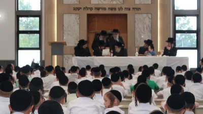 בילדער און ווידעאס: אפשערן לנכד כ"ק אדמו"ר מפאפא שליט"א פארגעקומען אין און מחנה פאפא