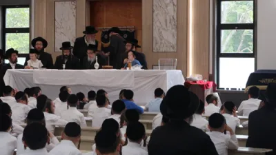 בילדער און ווידעאס: אפשערן לנכד כ"ק אדמו"ר מפאפא שליט"א פארגעקומען אין און מחנה פאפא