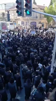 הפגנה פון די עדה החרדית קעגן די גזירת הגיוס